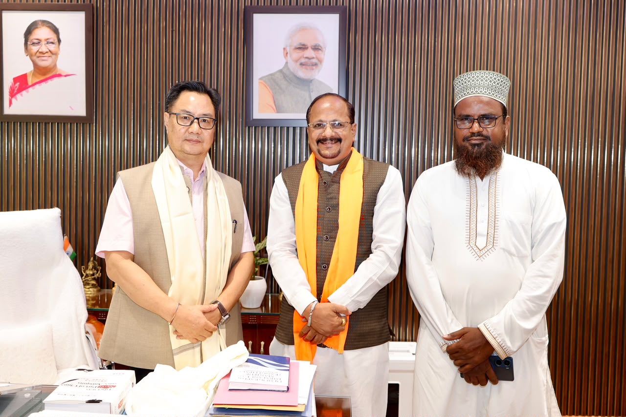 केन्द्रीय अल्पसंख्यक कार्य मंत्री किरेन रिजीजू से मिर्ज़ा एजाज़ बेग ने की सौजन्य भेंट